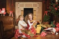 Bambini e regali sotto l'albero