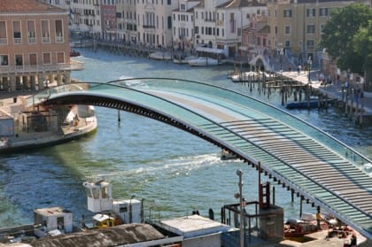 Венеција, мост на отпадот.  Работата на Калатрава, кој чини 12 милиони евра, не работи