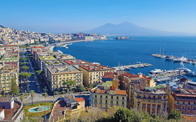 Vedi i conti di Napoli e poi muori. La lunga lista di sprechi in comune e Regione