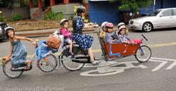 La mamma in bicicletta con sei figli