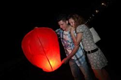 Le lanterne cinesi sono pericolose: possono causare perfino incidenti aerei