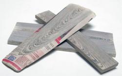 Giornali trasformati in un materiale simile al legno
