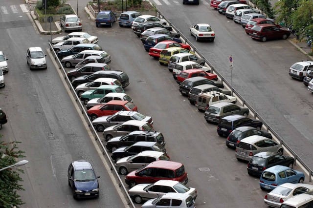 Ostia, ipotizzati 12mila euro per le strisce dei parcheggi