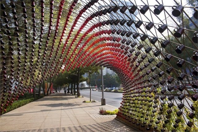 Il tunnel di Città del Messico realizzato con il riciclo delle tazzine di caffè (foto)