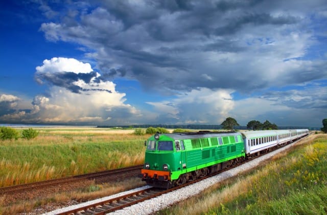 Nasce in Germania il treno ibrido con meno emissioni: è stato ricavato dalle vecchie locomotive