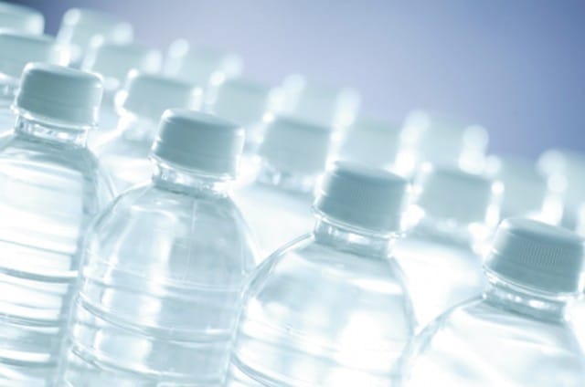 Legge rivoluzionaria in Massachusetts: vietato vendere acqua in bottiglie di plastica