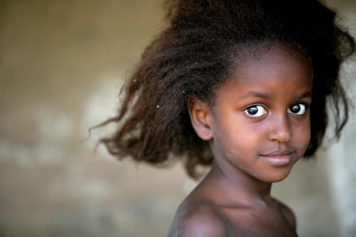 Su 100 euro donati a un bambino africano ne arrivano 30. Troppi sprechi e molti imbrogli nell’industria della carità