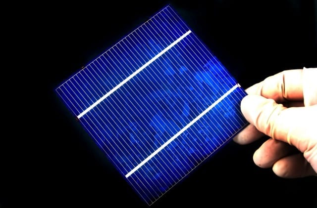 Energia solare: la cella che si stampa sulla carta e ricarica il telefonino