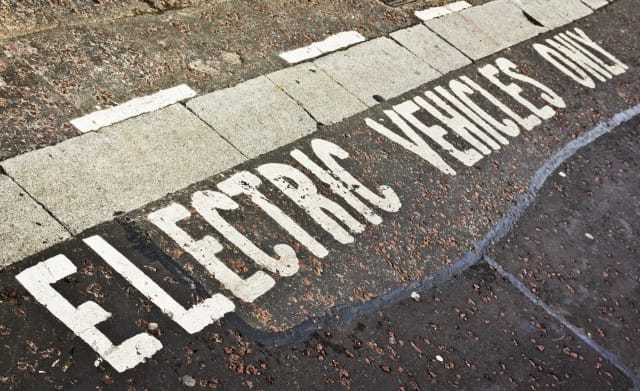 Auto elettrica: in Inghilterra parcheggi e pedaggi gratis