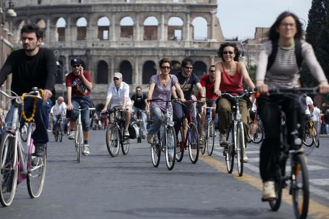 Ciclisti, a Roma è boom: in 170mila vanno in bici