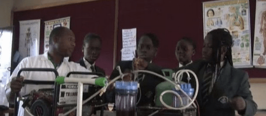 Nigeria, giovanissima ricercatrice inventa il generatore elettrico alimentato con l’urina
