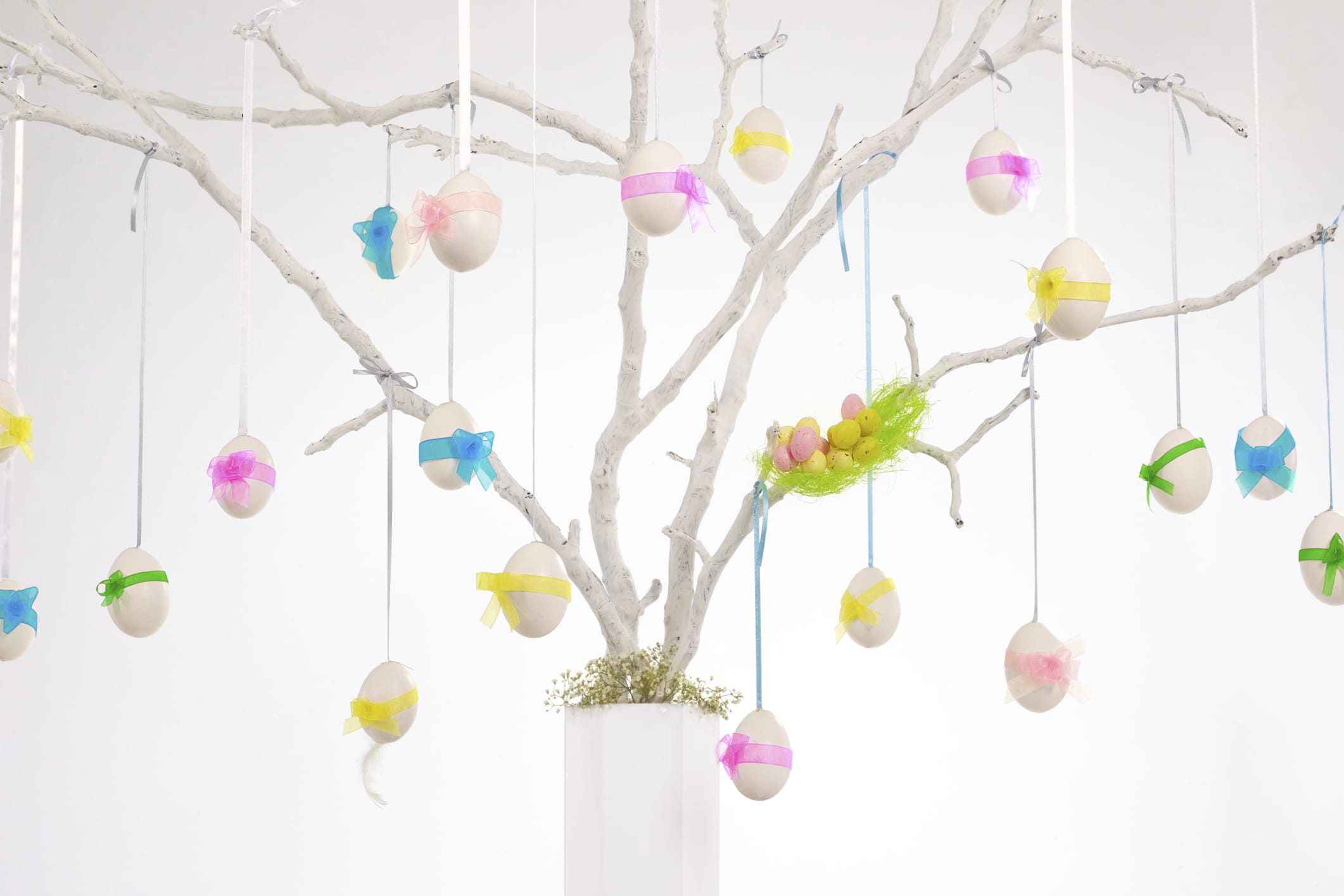 Albero di Pasqua con le uova dipinte