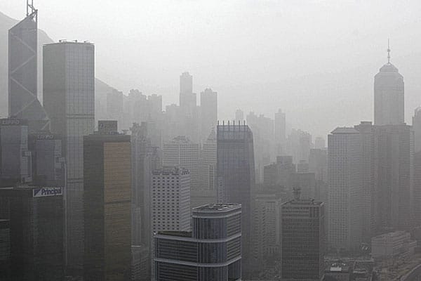 Le luci inquinano Hong Kong: 1.600 morti l’anno per l’aria cattiva