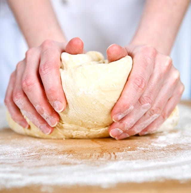 Venti milioni di italiani preparano in casa pane, yogurt e conserve alimentari