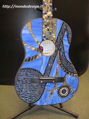riciclo-creativo-come-trasformare-la-vecchia-chitarra-in-una-libreria-e-i-plettri-in-orecchini (2)