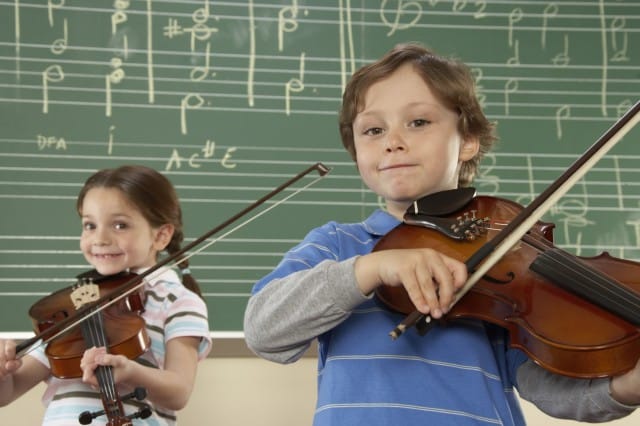 Bambini strumenti musicali: studiare musica da piccoli favorisce lo sviluppo del cervello