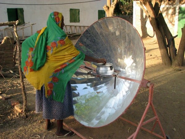 Non buttare il vecchio cellulare usato: può servire a costruire cucine in Africa