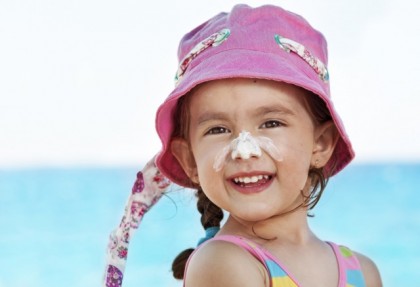 Bambini in spiaggia: i consigli per proteggerli dal sole