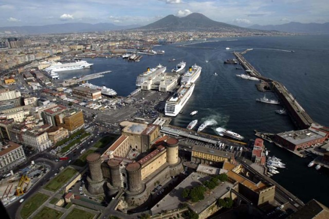 Porto di Napoli: tra caos e sprechi gli armatori fuggono