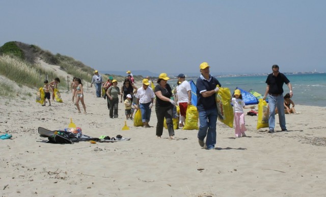 Bottiglie, lattine e mozziconi: i volontari raccolgono 25 tonnellate di rifiuti in spiaggia