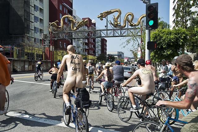 Los Angeles, nudi in bicicletta contro l’inquinamento