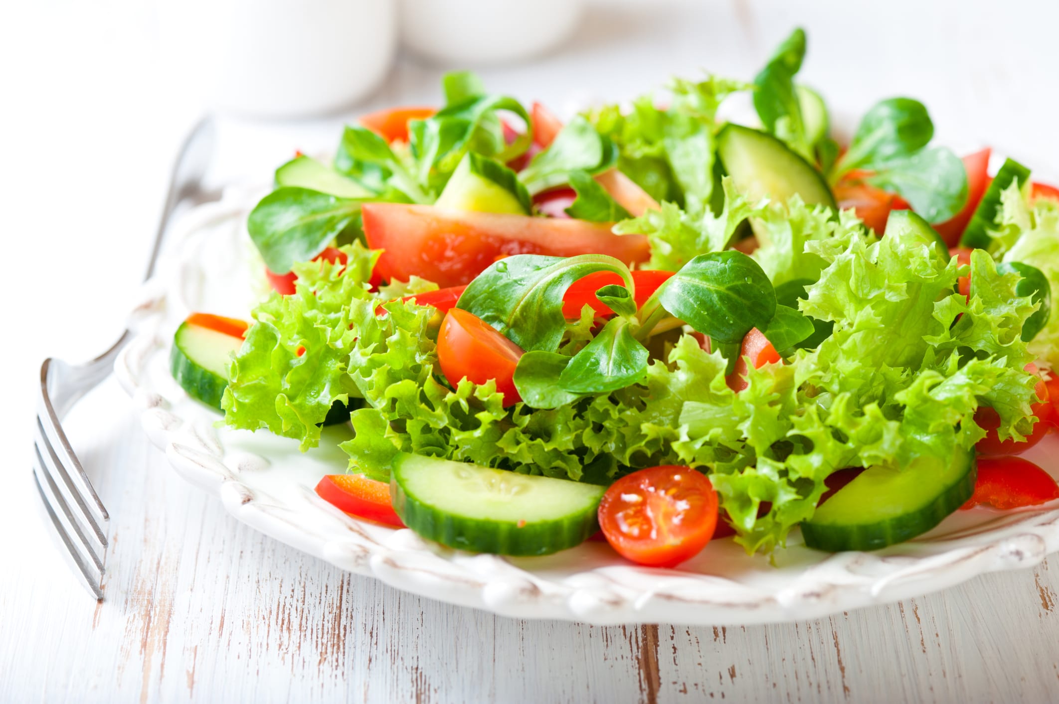 Можно ли есть овощной салат. Салат. Овощной салат. Салат из сырых овощей. Летний овощной салат.