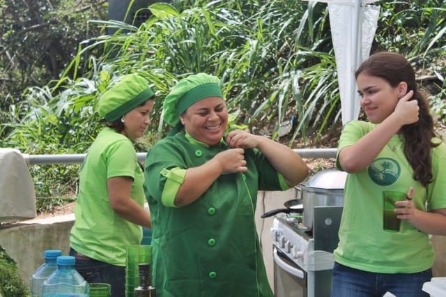 La cuoca brasiliana anti-sprechi: Regina Tchelly, chiamata in Vaticano a insegnare come in cucina non si butta niente (foto)