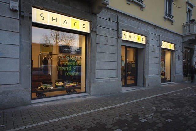 Share second hand reuse: a Milano il negozio solidale di abiti usati. In vendita a 1 euro