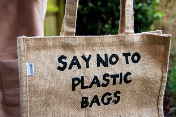 Sacchetti di plastica vietati: in Europa la legge va a passo di lumaca. Facciamo da soli, e torniamo alla borsa della nonna