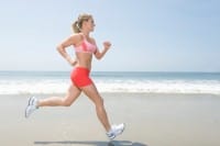 esercizi da fare in spiaggia per mantenersi in forma: correre