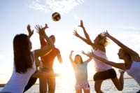 Esercizi da fare in spiaggia per mantenersi in forma: beach volley