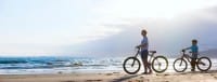 Esercizi da fare in spiaggia per mantenersi in forma: bicicletta