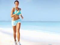 Esercizi da fare in spiaggia per mantenersi in forma: camminare