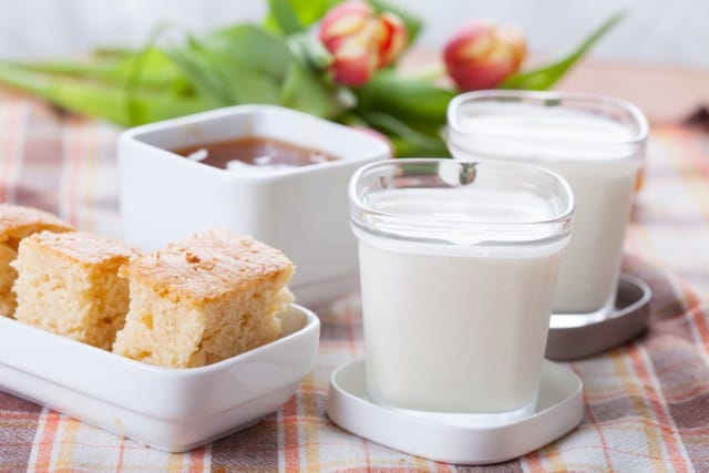 Torta al latte caldo: la ricetta per preparare un dolce delizioso, perfetto per la colazione