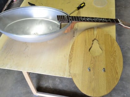 Chitarra con materiale riciclato: lampion guitar