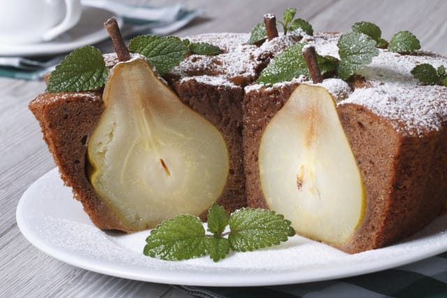 Plumcake alle pere con cioccolato: la ricetta fantasiosa che recupera le pere mature