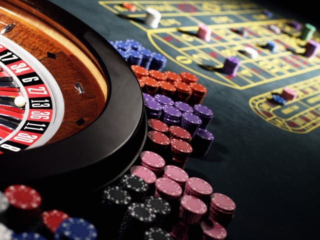 Rischi del gioco d'azzardo: ecco come gli italiani sprecano tempo e denaro