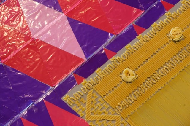 “We Make Carpets”: fantastici tappeti di artisti internazionali con materiali di riciclo
