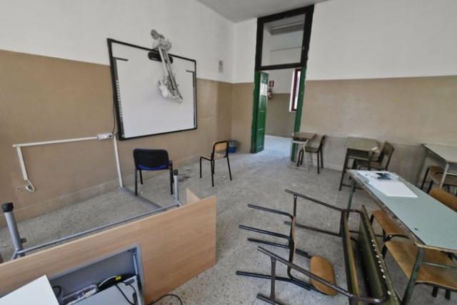 Scuola distrutta: il raid di Napoli. Ma si può accettare questa devastazione?