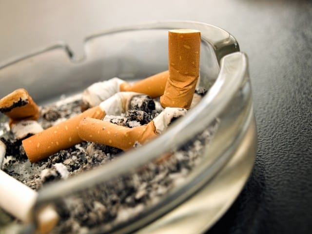 Legge di Stabilità: multe fino a 150 euro per chi getta a terra mozziconi di sigaretta
