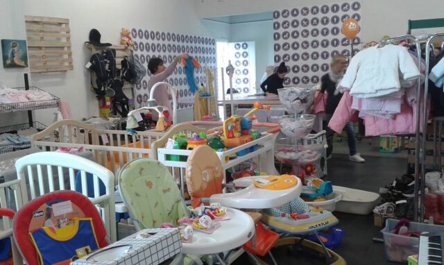 Baby Temporary Store: il negozio solidale dove si vendono vestiti dei bambini per aiutare donne disoccupate