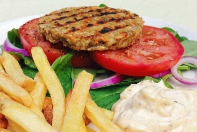 Burger vegetariani: la ricetta con rape rosse e salsa di rafano