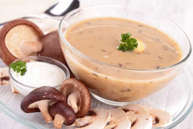 Zuppa di funghi con ceci: una ricetta per fare il pieno di proprietà benefiche per la salute