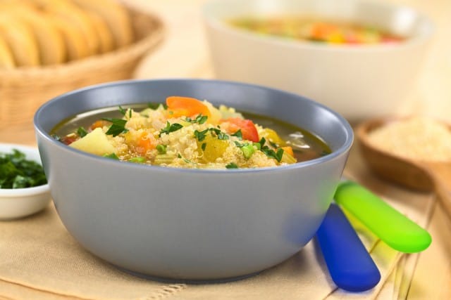 Quinoa: la ricetta per gustarla in una deliziosa zuppa con i funghi