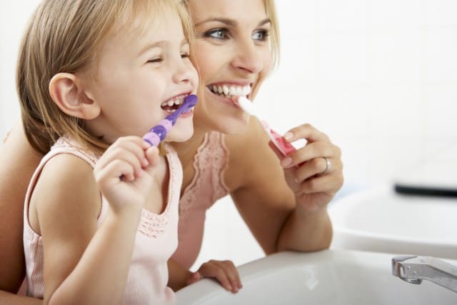 come insegnare ai bambini a lavarsi i denti