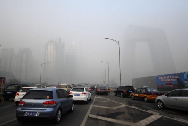 Inquinamento alle stelle a Pechino. E ora la Cina investe 360 miliardi sulle rinnovabili
