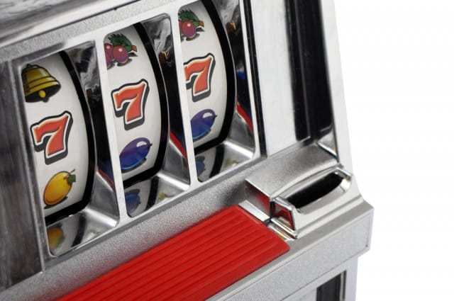 Lotta al gioco d’azzardo: dimezzate le tasse sui rifiuti ai bar che non mettono slot machine