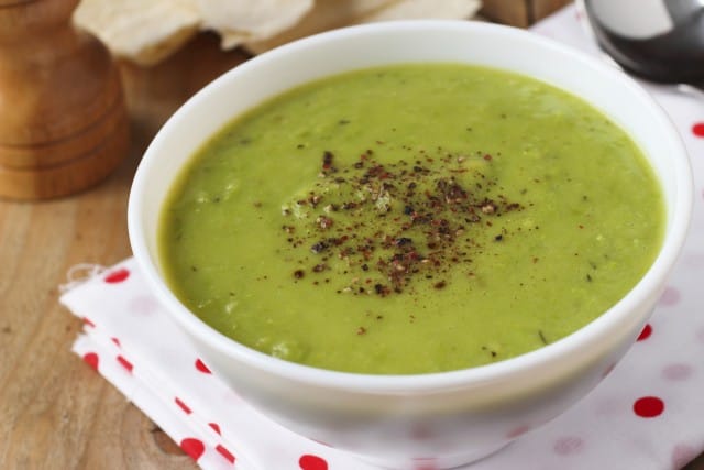 Zuppa di piselli: una ricetta vegetariana light che recupera anche gli scarti