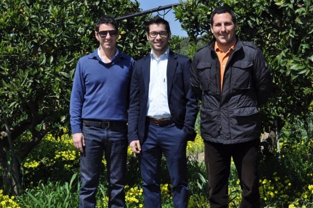 Contadini per passione: tre giovani siciliani coltivano le arance in modo sostenibile per rivenderle in rete