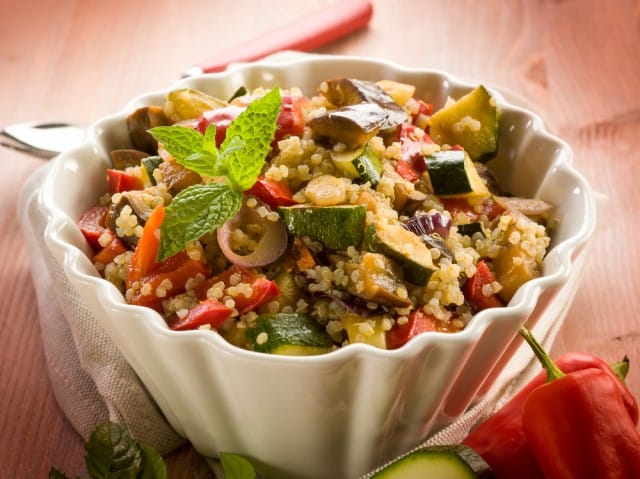 Minestra di quinoa con zucchine e piselli, un piatto delizioso e sano